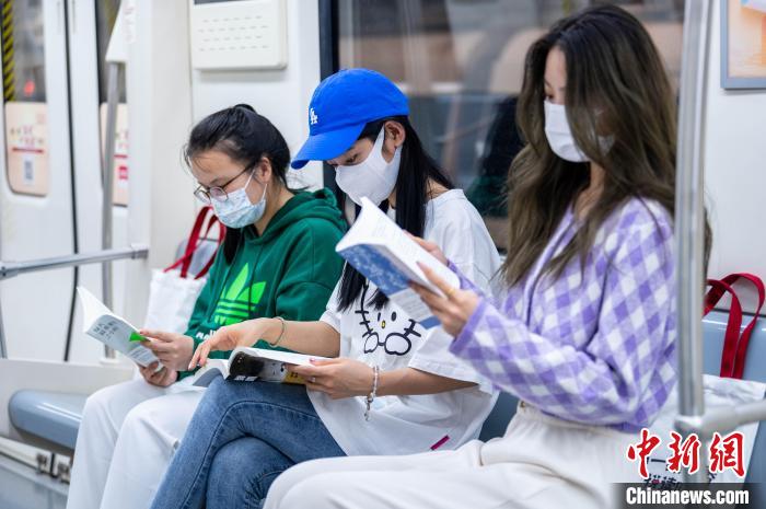 郑州地铁“书香专列”上线 千册图书、海量电子书等免费送