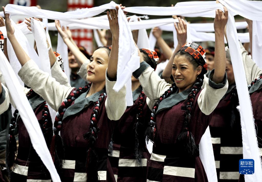 歌舞剧《天边格桑花》在西藏玉麦演出