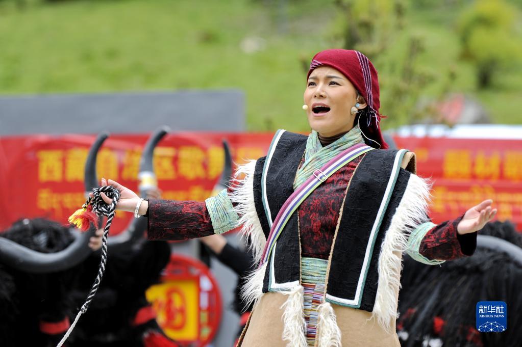 歌舞剧《天边格桑花》在西藏玉麦演出